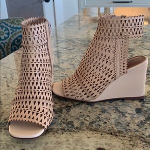 Fun tan patterned wedges - never worn